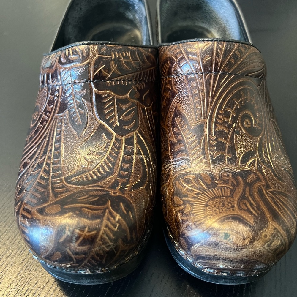 Dansko Tooled Embossed Brown Leather Clogs 38 7.5 8
